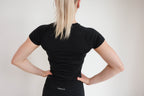 Eng anliegendes nahtloses Kurzarm-Trainingsshirt
