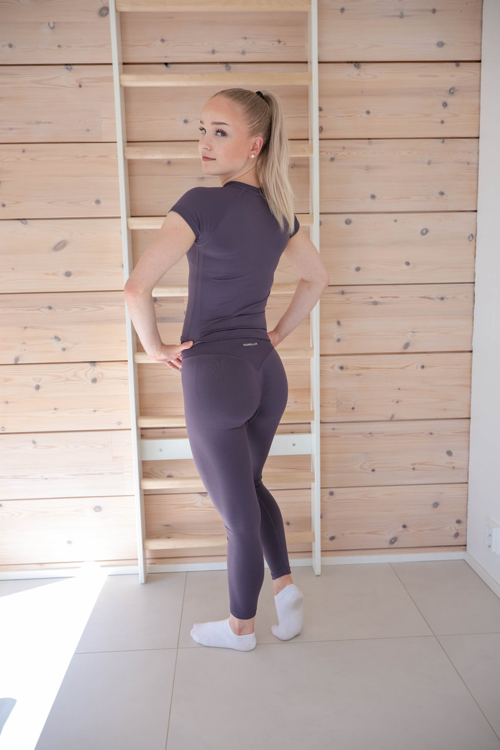 Eng anliegendes nahtloses Kurzarm-Trainingsshirt